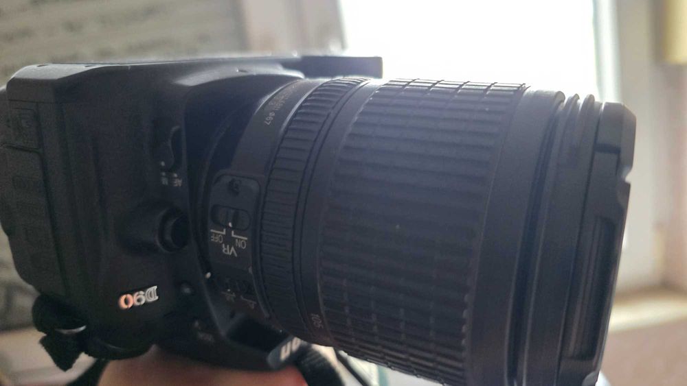 Nikon D90 тяло Обектив Nikon AF Nikkor 70–300mm (по-стария, не VR) Обектив Nikon AF-S Micro Nikkor 40mm f/2.8G DX Светкавица Nikon Speedlight SB-910