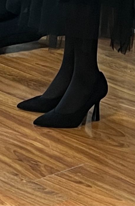 Papuci stiletto din catifea, negri - Straduvarius