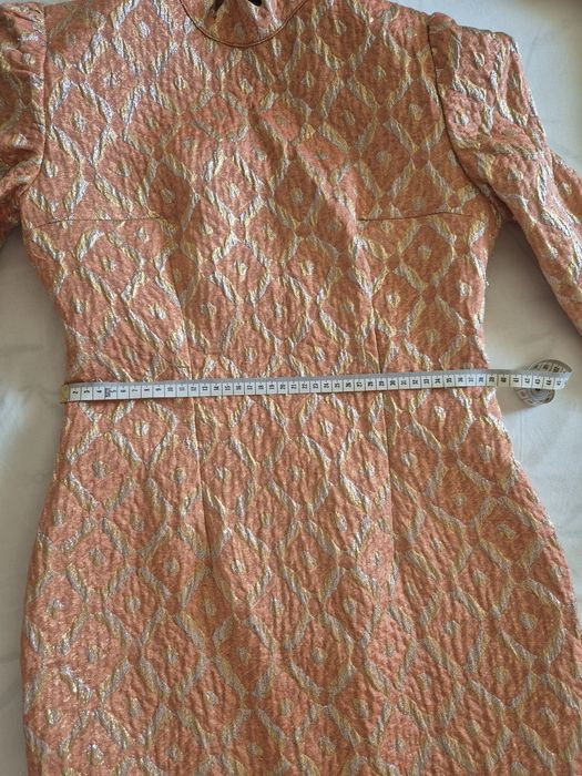 Rochie din brocart cu volan de voal