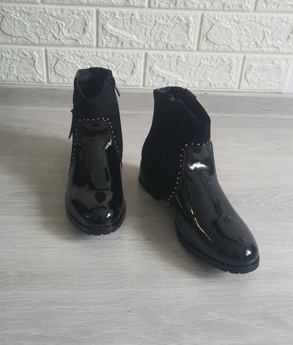 Botine negre cu detalii aurii