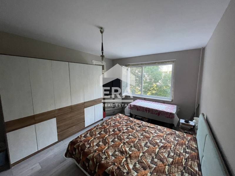 Тристаен обзаведен апартамент за продажба, с отделна кухня, във Възраж