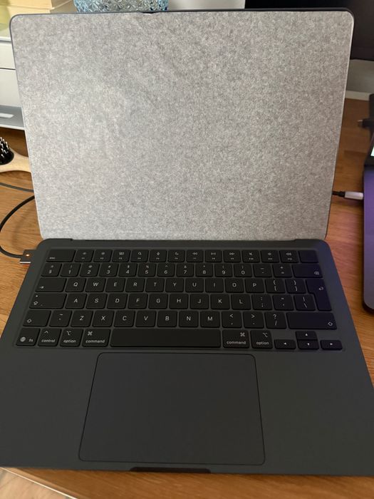 MacBook Air 13″ M5 – 16 GB RAM / 512 GB SSD / Factura Emag / FullBox