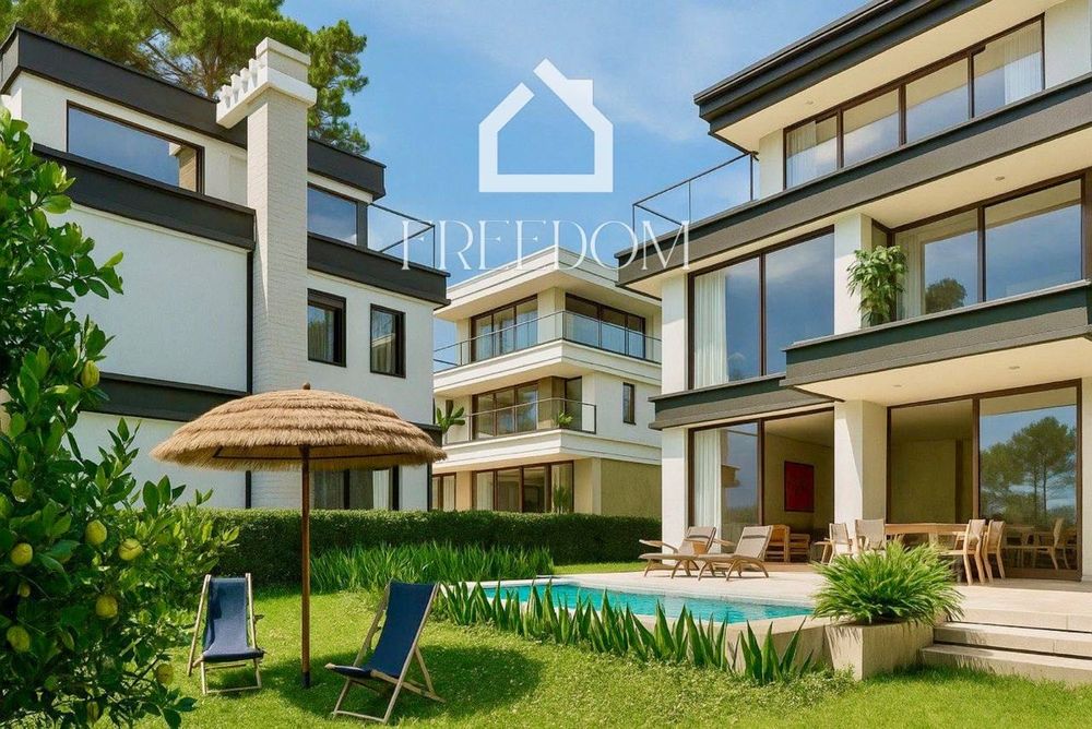 Продава се Къща в Бяла - 300 кв.м за 1097 €/кв.м - Снимка #1