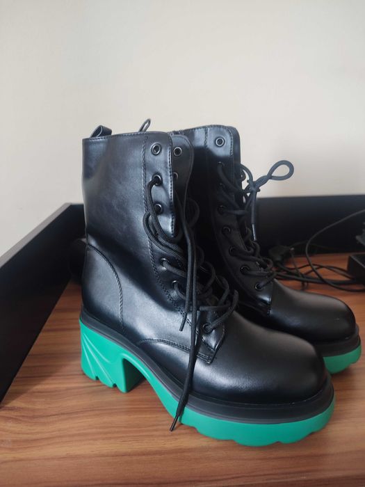 Ghete negre cu talpa verde 41, noi