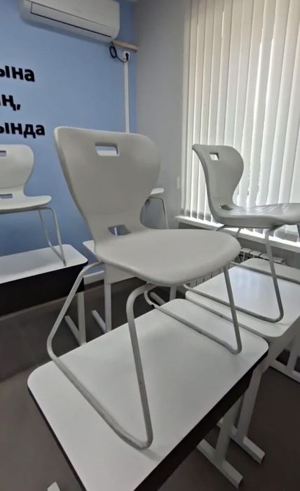 Одноместные школьные парты и стулья комплекты