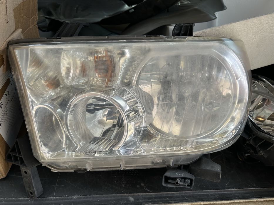 toyota sequoia ляв фар