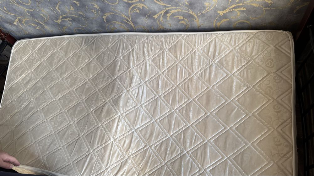 Кровать с матрасом