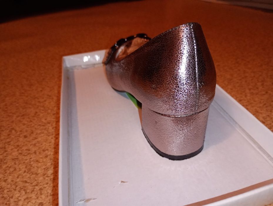 Pantofi aurii cu toc