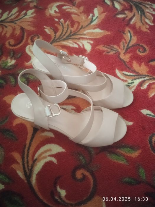 Босоножка новая пару раз одетый