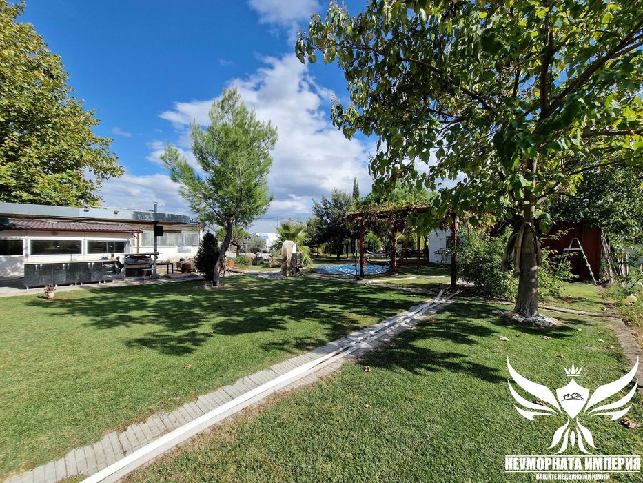 Продавам складова база, къща с постройки и парцел 7700кв в Асеновград