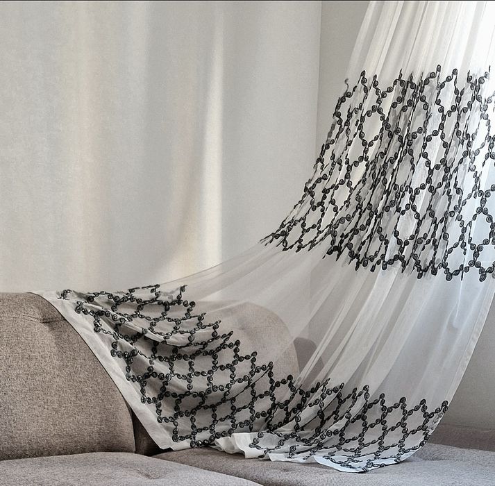 Серые шторы с тюлью и кисточками