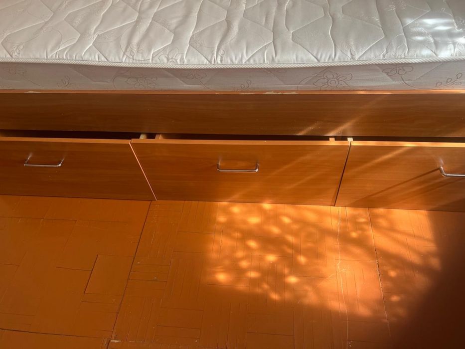 Кровать с матрасом