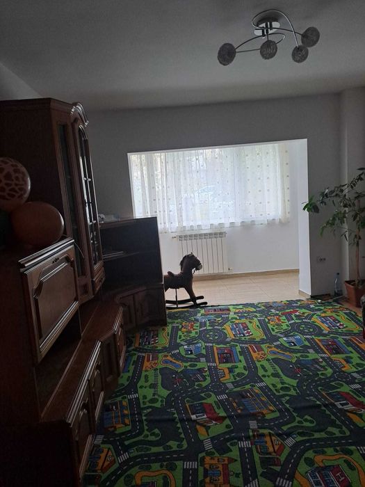 Inchiriez apartament 3 camere in Obcini