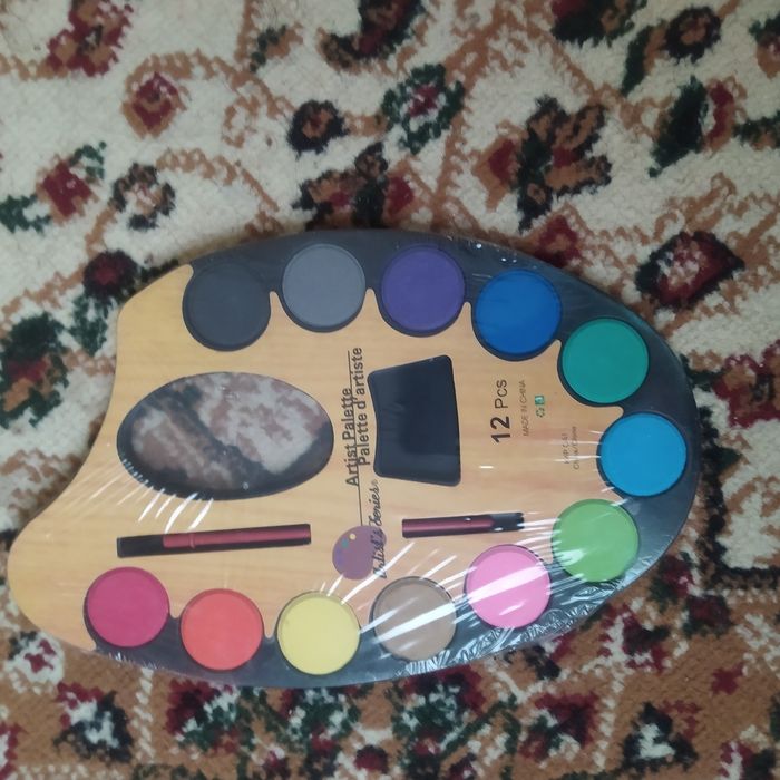 Акварель с кисточкой