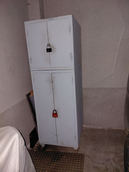 Продам железный шкаф