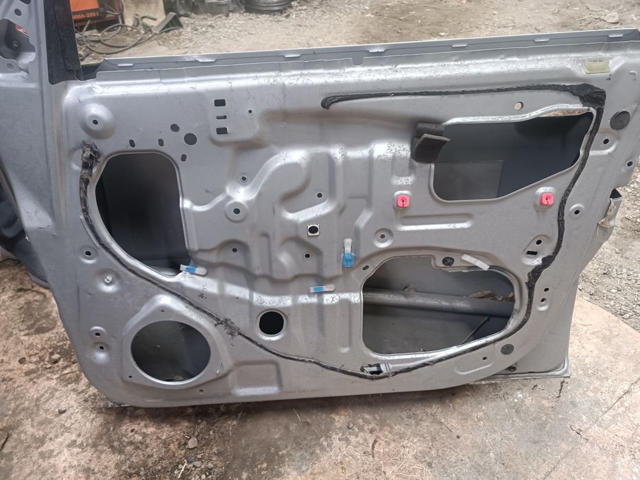Дверь Toyota Raum