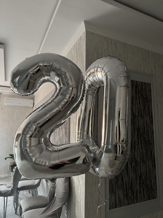 Цифры «20» с гелием
