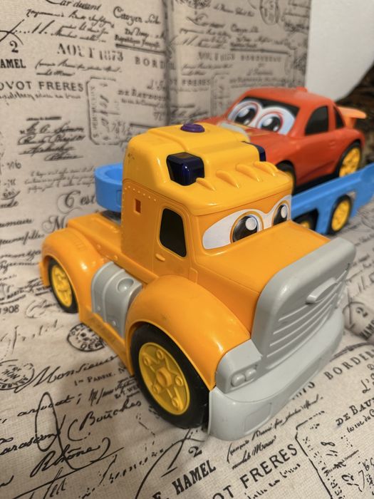 Camion mare cu remorca si masina