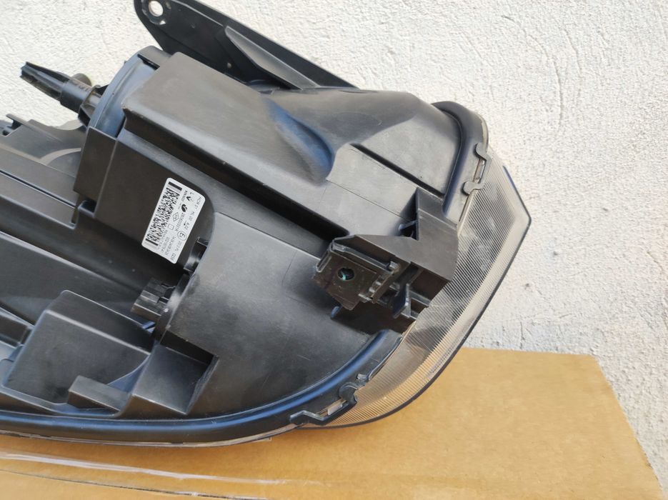 Far stanga dreapta Renault Express