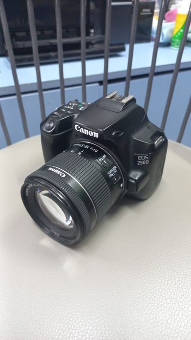 Фотоапарат Canon 250D