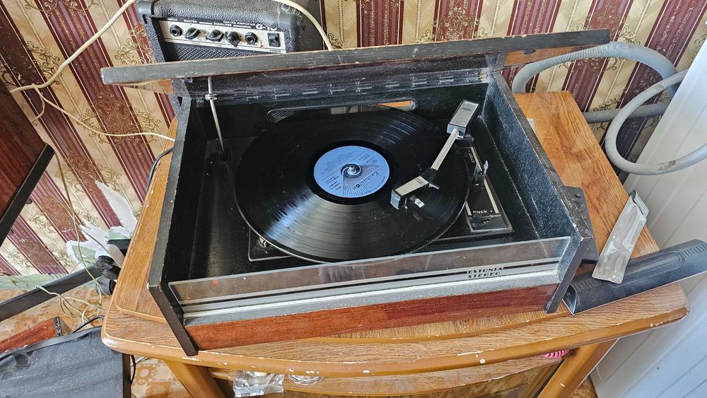 Советский виниловый проигрыватель ESTONIA