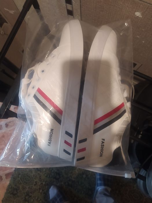 Продам кроссовки