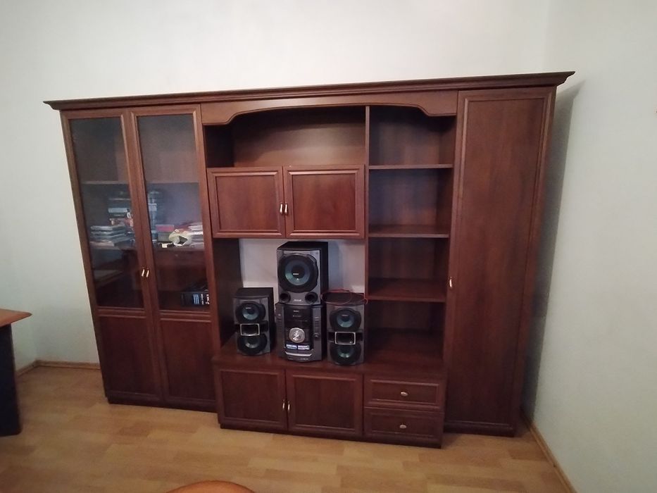 Vând biblioteca stare foarte bună