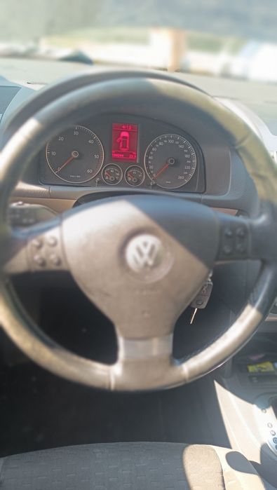 Продавам VW Touran 1.9tdi 105кс. 
и ВСЯКАКВИ Голф 5ци на ЧАСТИ