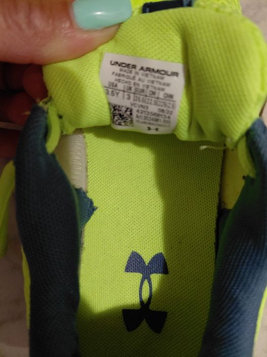 Юношески маратонки Under Armour !