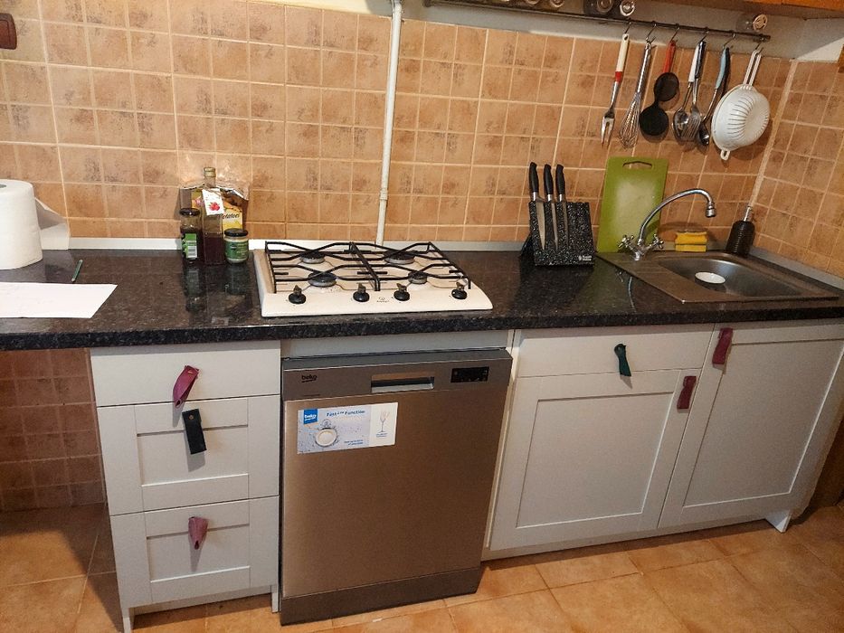 Mobila bucatarie cu blat si plita pe gaz Indesit