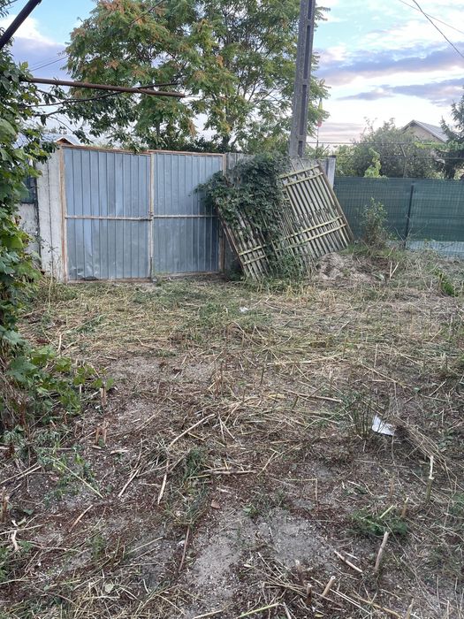 Închiriez curte plus casă nelocuibilă