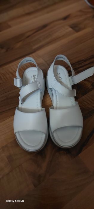 Продам босоножки