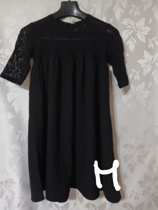 Дамски дрехи от затворен магазин.