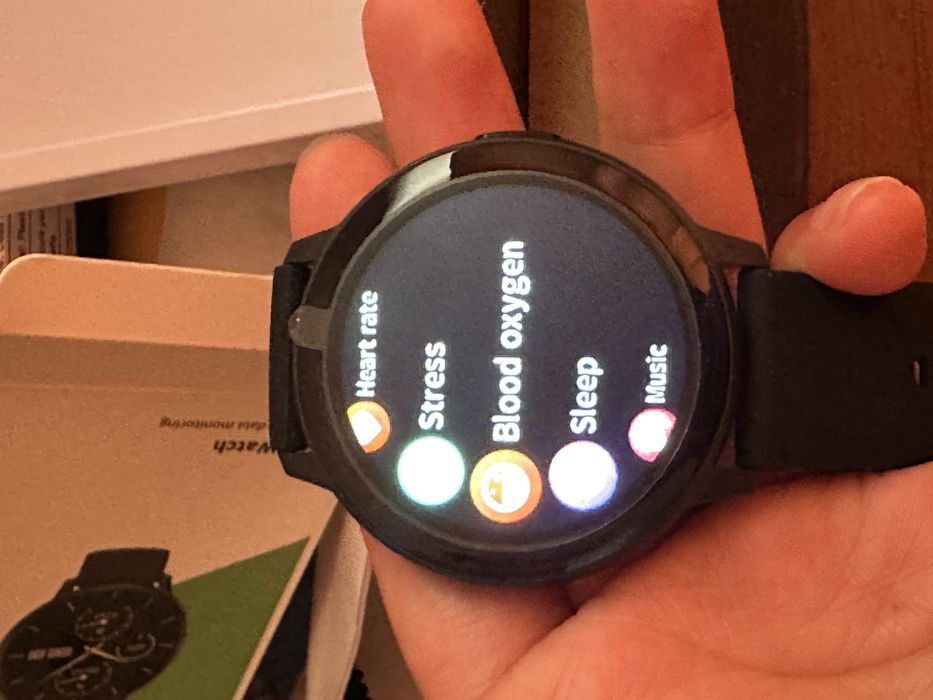 Smart watch cu cablu de încărcare