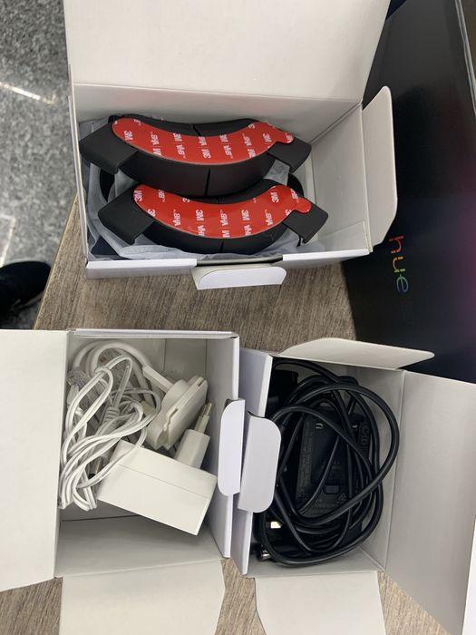 Acest Philips Hue Play Gradient Starter Kit este conceput special pentru monitoare de PC cu dimensiuni cuprinse între 24 și 27 de inci.