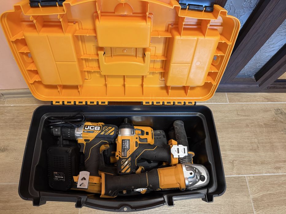 Комплект акумулаторни инструменти JCB
