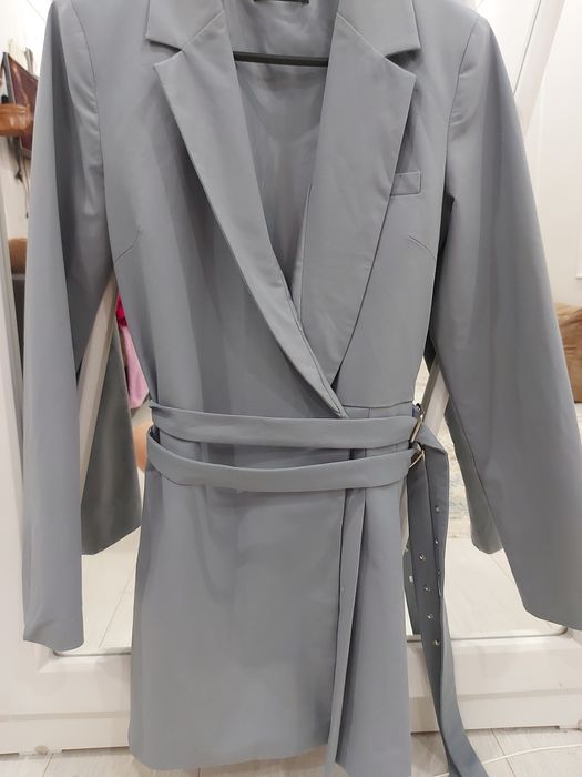 Продаёт вещи б/у в хорошем состоянии,