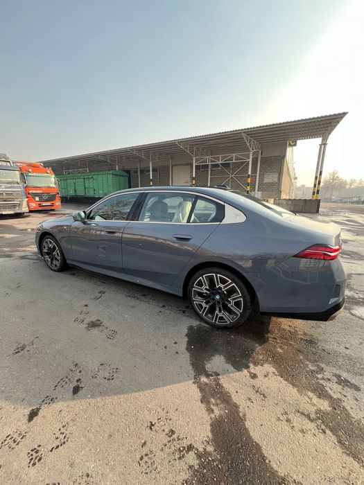 BMW i5 35L M-Sport 2024 yil dop opsiya