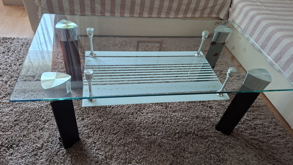 Vînd măsuță de cafea din sticlă  cu  dimensiunile de 110x60 cm