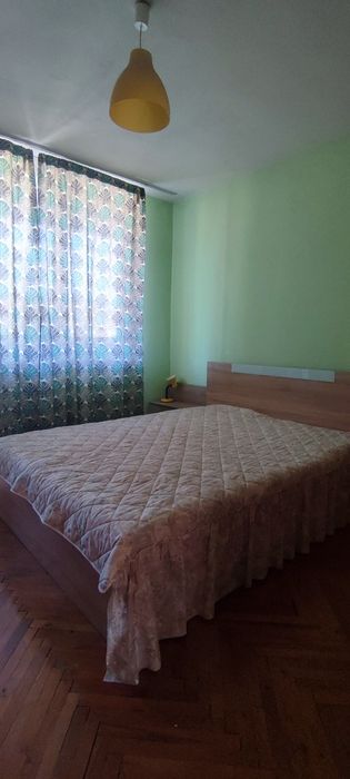 Тристаен  под наем