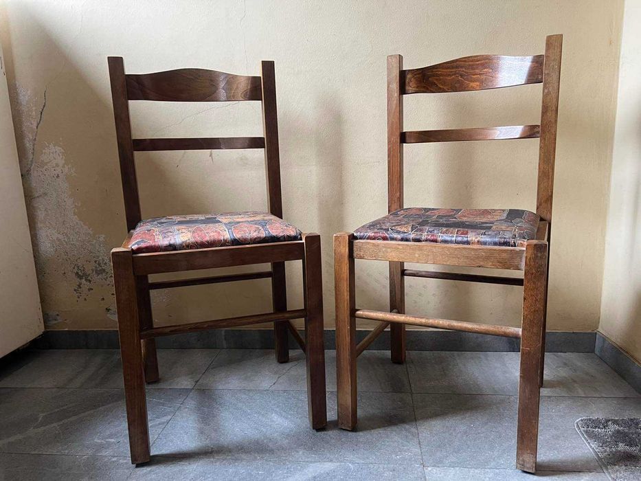 Столове дървени /масив/ с тапицерия на седалката - 8бр