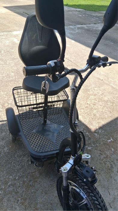 Scuter electric cu 3 roți pentru persoane cu mobilitate redusă – stare foarte bună