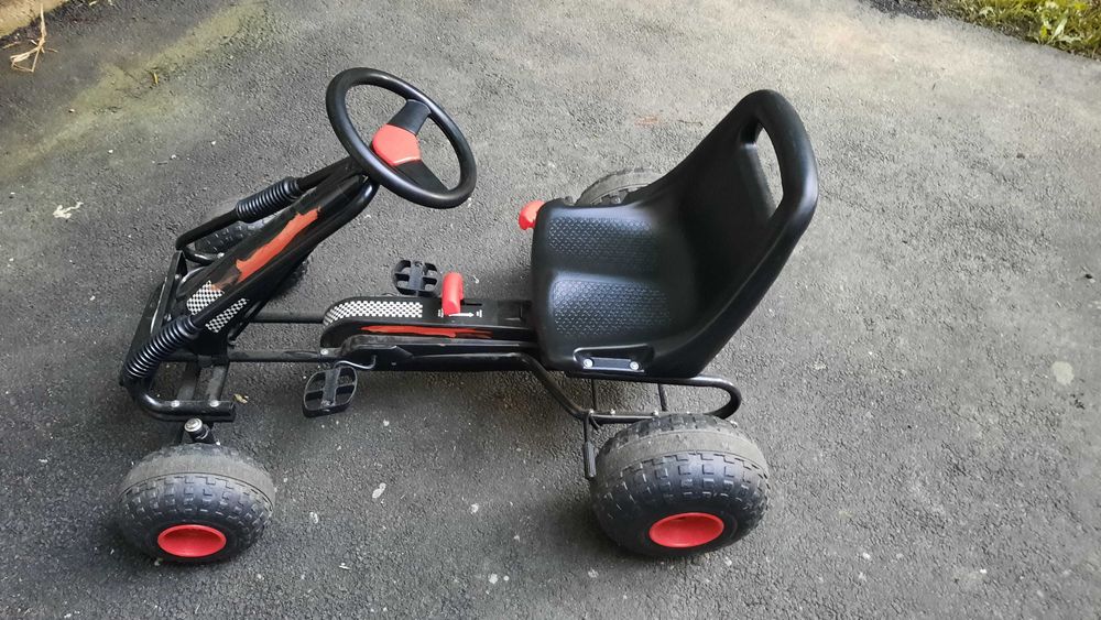 Kart cu pedale pentru copii