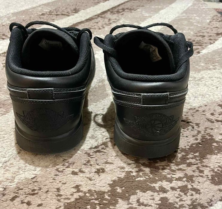Jordan 1 low triple black