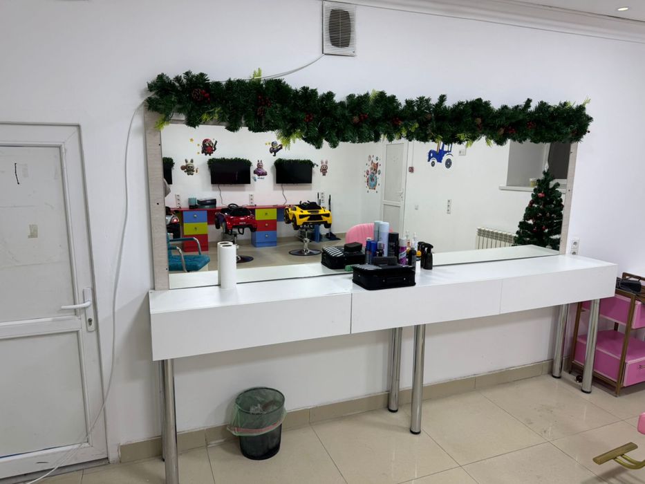 Продам визажный стол и парикмахера