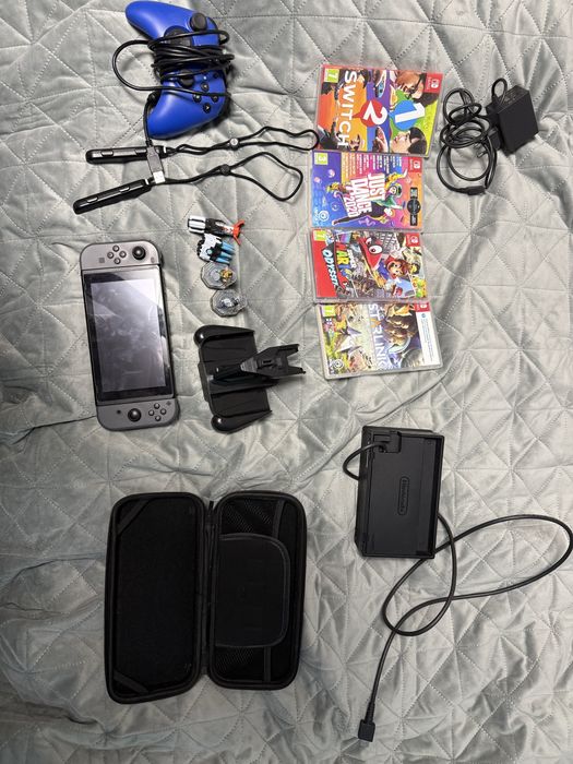 nintendo switch negru cu joy cons+ multe accesorii