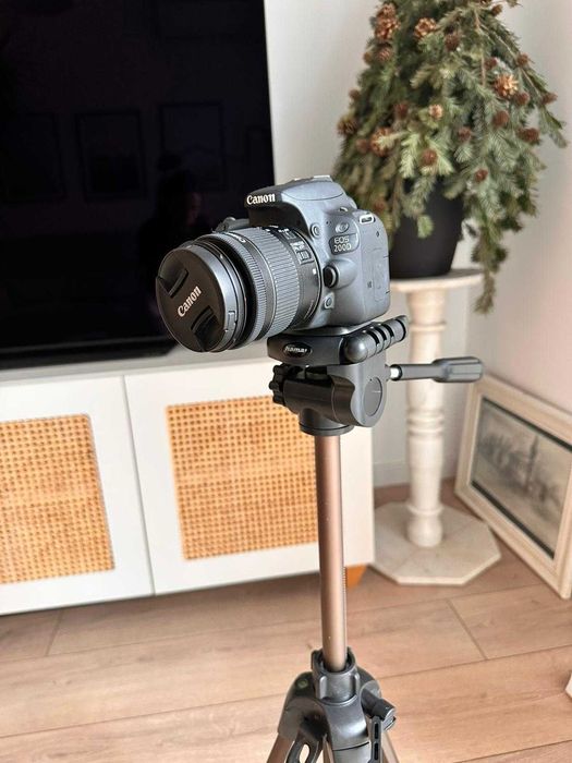 DSLR Cannon EOS 200D in stare impecabila cu obiectiv si trepied.