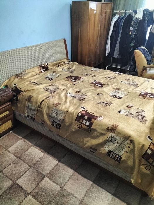 Двуспальная кровать