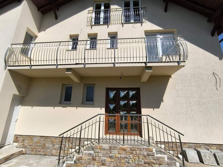 Porți, garfuri,balustrade,copertine din inox și fier