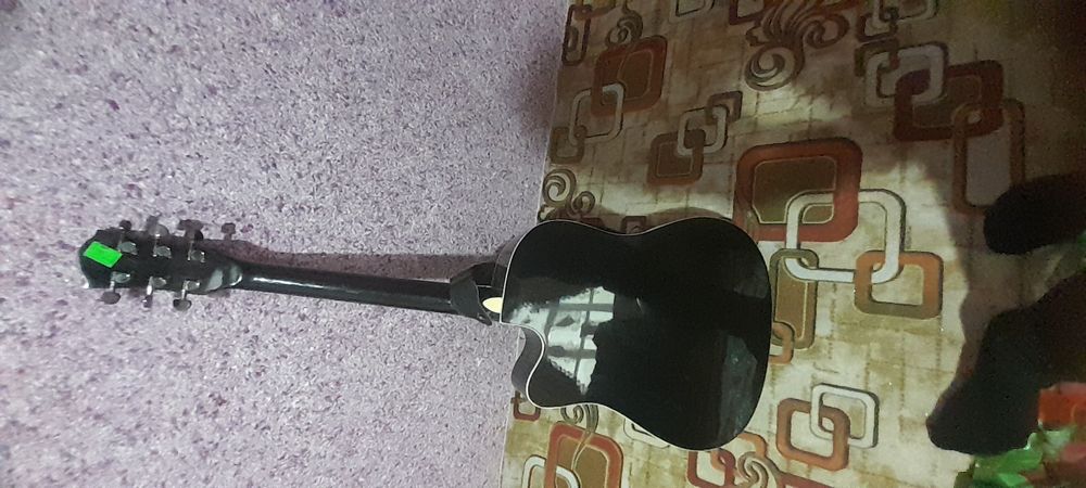 Gitara sotiladi yangi